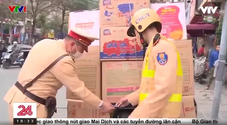 Những chiếc xe chở hàng cồng kềnh gây nguy hiểm giữa Thủ đô - Ảnh 2. Những chiếc xe chở hàng cồng kềnh gây nguy hiểm giữa Thủ đô - Ảnh 2.