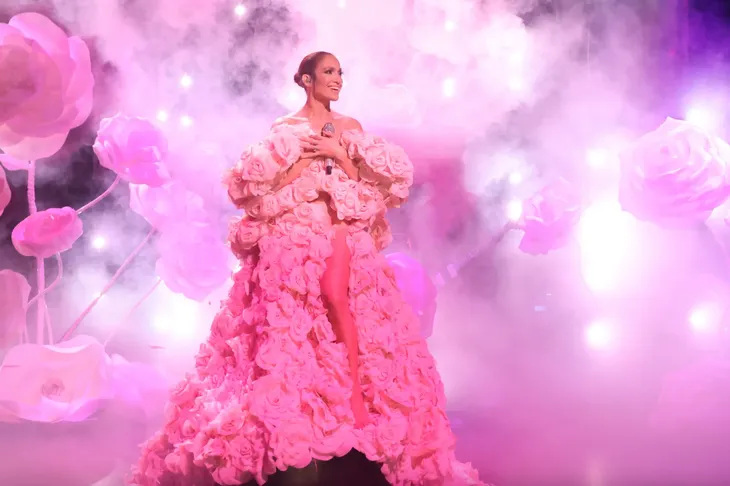 Album mới tụt dốc, Jennifer Lopez huỷ liên tiếp 7 buổi diễn - Ảnh 1. Album mới tụt dốc, Jennifer Lopez huỷ liên tiếp 7 buổi diễn - Ảnh 1.