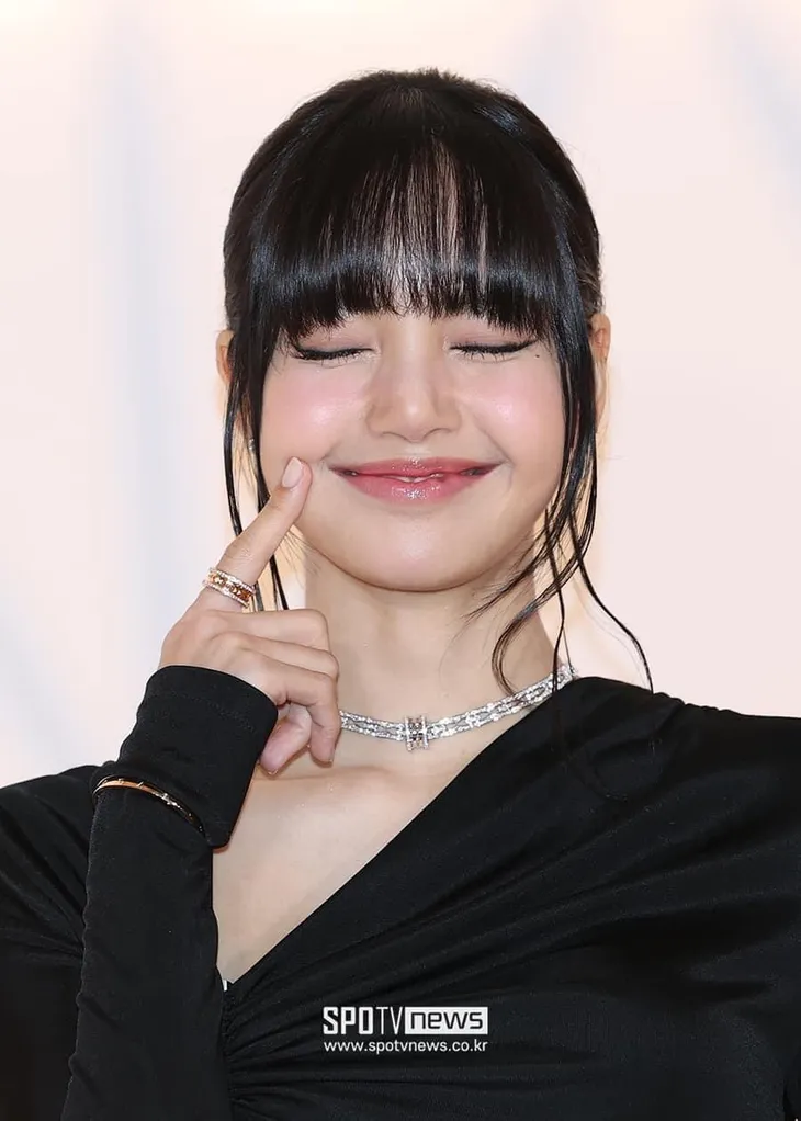 Lisa (BLACKPINK) chiếm trọn spotlight tại sự kiện thời trang - Ảnh 4. Lisa (BLACKPINK) chiếm trọn spotlight tại sự kiện thời trang - Ảnh 4.