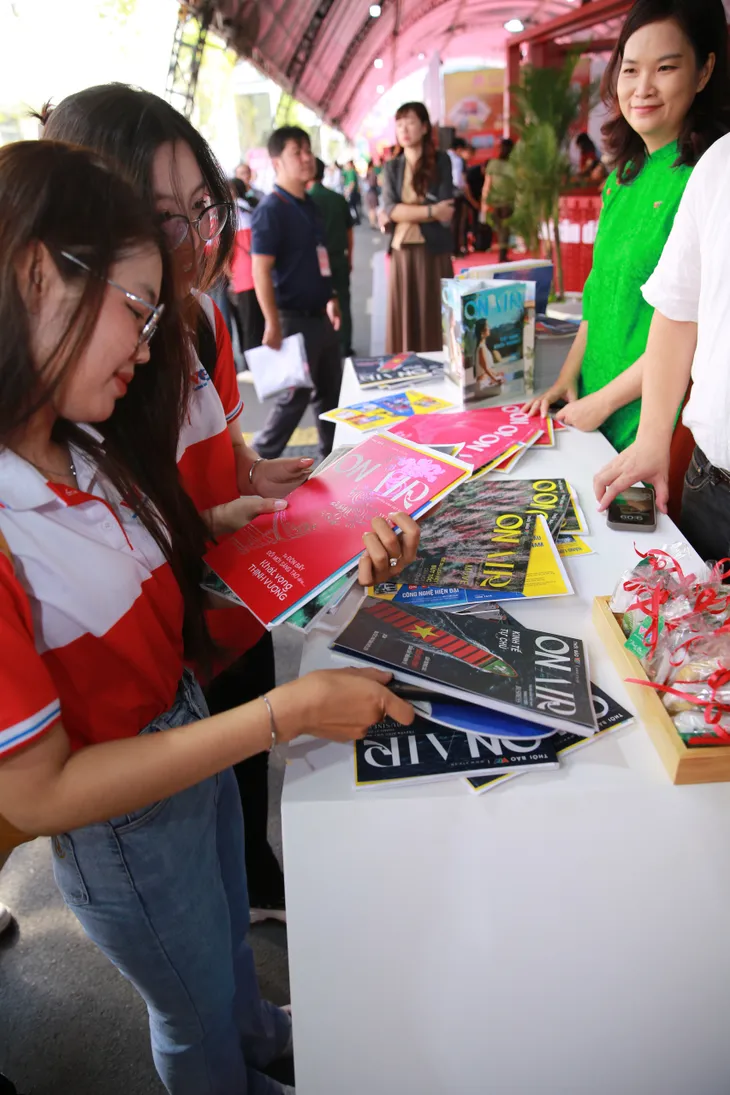 Sôi động các gian trưng bày tại Hội báo toàn quốc 2024 - Ảnh 4. Sôi động các gian trưng bày tại Hội báo toàn quốc 2024 - Ảnh 4.