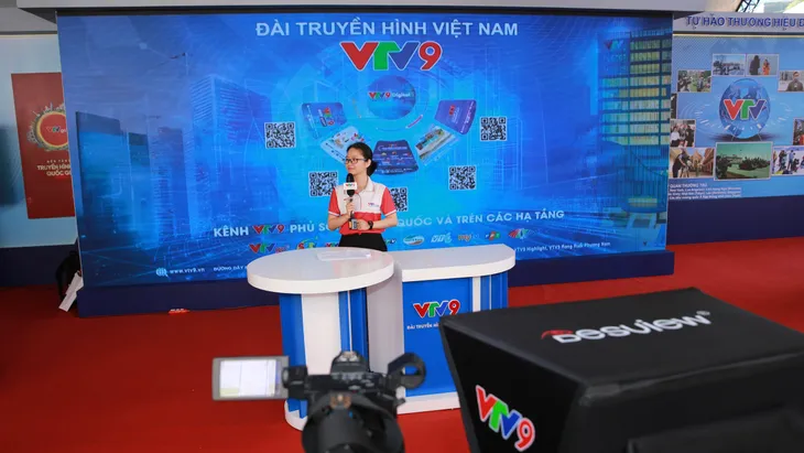 Sôi động các gian trưng bày tại Hội báo toàn quốc 2024 - Ảnh 17. Sôi động các gian trưng bày tại Hội báo toàn quốc 2024 - Ảnh 17.