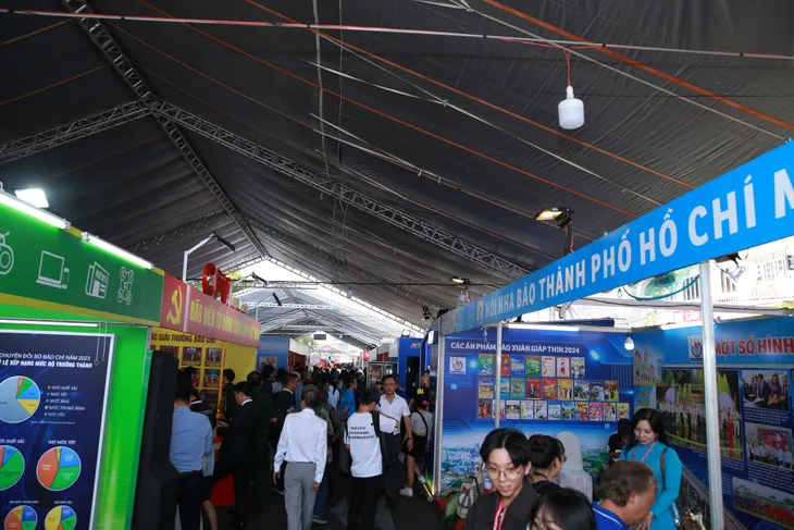 Sôi động các gian trưng bày tại Hội báo toàn quốc 2024 - Ảnh 2. Sôi động các gian trưng bày tại Hội báo toàn quốc 2024 - Ảnh 2.