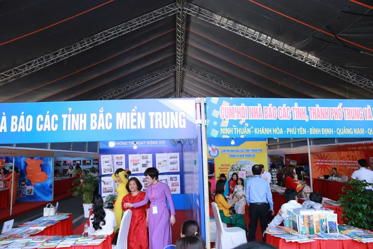 Sôi động các gian trưng bày tại Hội báo toàn quốc 2024 - Ảnh 8. Sôi động các gian trưng bày tại Hội báo toàn quốc 2024 - Ảnh 8.