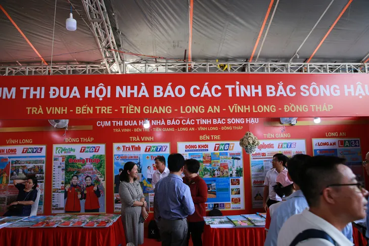 Sôi động các gian trưng bày tại Hội báo toàn quốc 2024 - Ảnh 9. Sôi động các gian trưng bày tại Hội báo toàn quốc 2024 - Ảnh 9.