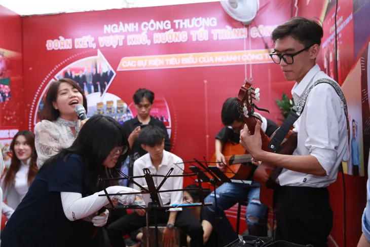 Sôi động các gian trưng bày tại Hội báo toàn quốc 2024 - Ảnh 16. Sôi động các gian trưng bày tại Hội báo toàn quốc 2024 - Ảnh 16.