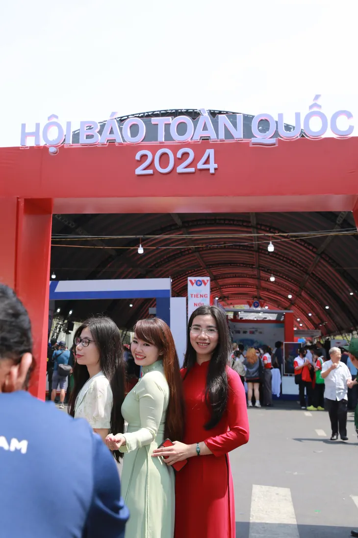 Sôi động các gian trưng bày tại Hội báo toàn quốc 2024 - Ảnh 1. Sôi động các gian trưng bày tại Hội báo toàn quốc 2024 - Ảnh 1.