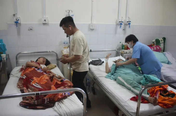 Số người phải nhập viện sau khi ăn cơm gà tăng lên 222 người - Ảnh 1. Số người phải nhập viện sau khi ăn cơm gà tăng lên 222 người - Ảnh 1.