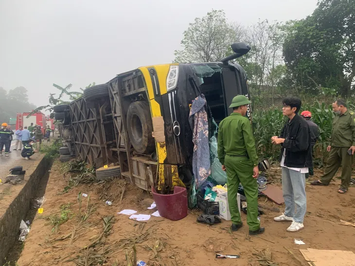 Vụ lật xe ô tô khách ở Quảng Trị: Thăm hỏi, hỗ trợ 3 nạn nhân bị thương nặng - Ảnh 1. Vụ lật xe ô tô khách ở Quảng Trị: Thăm hỏi, hỗ trợ 3 nạn nhân bị thương nặng - Ảnh 1.
