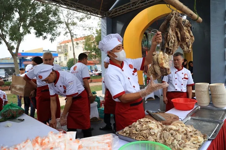 Du khách thích thú trải nghiệm phở 3 miền tại Festival Phở 2024 - Ảnh 6. Du khách thích thú trải nghiệm phở 3 miền tại Festival Phở 2024 - Ảnh 6.