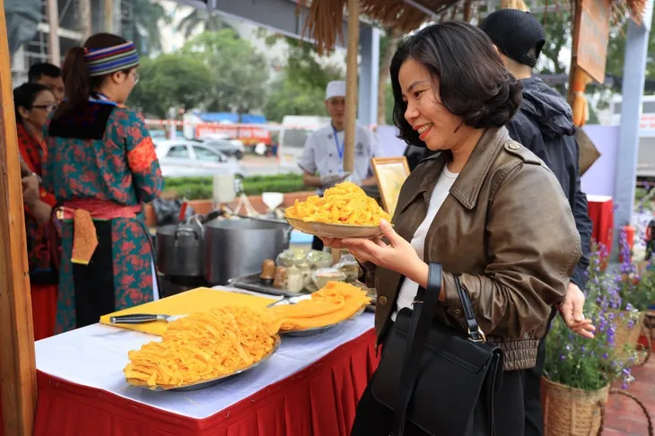 Du khách thích thú trải nghiệm phở 3 miền tại Festival Phở 2024 - Ảnh 4. Du khách thích thú trải nghiệm phở 3 miền tại Festival Phở 2024 - Ảnh 4.
