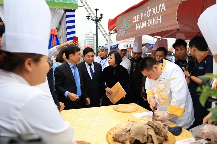Du khách thích thú trải nghiệm phở 3 miền tại Festival Phở 2024 - Ảnh 3. Du khách thích thú trải nghiệm phở 3 miền tại Festival Phở 2024 - Ảnh 3.