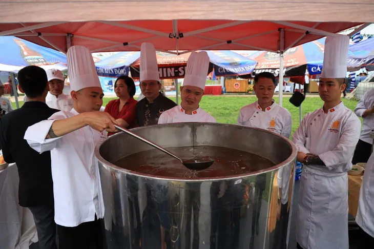 Du khách thích thú trải nghiệm phở 3 miền tại Festival Phở 2024 - Ảnh 2. Du khách thích thú trải nghiệm phở 3 miền tại Festival Phở 2024 - Ảnh 2.