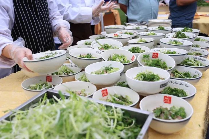 Du khách thích thú trải nghiệm phở 3 miền tại Festival Phở 2024 - Ảnh 1. Du khách thích thú trải nghiệm phở 3 miền tại Festival Phở 2024 - Ảnh 1.