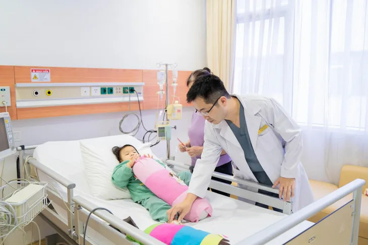 Trẻ mắc bệnh tim bẩm sinh không còn nỗi lo phải mở ngực, cưa xương ức - Ảnh 3. Trẻ mắc bệnh tim bẩm sinh không còn nỗi lo phải mở ngực, cưa xương ức - Ảnh 3.
