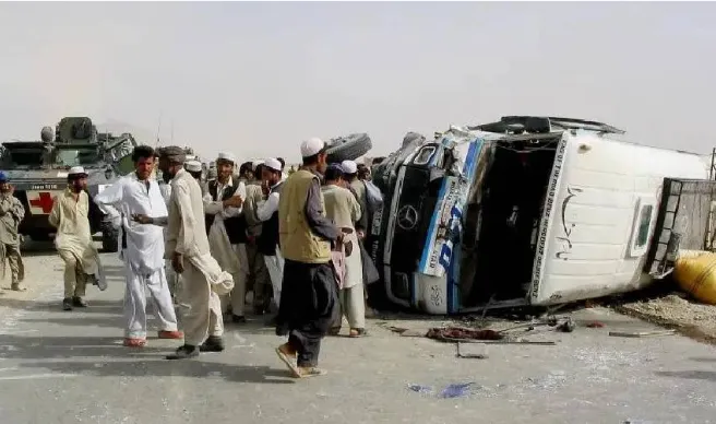 Xe bus va chạm với xe chở dầu ở miền Nam Afghanistan khiến ít nhất 21 người tử vong - Ảnh 1. Xe bus va chạm với xe chở dầu ở miền Nam Afghanistan khiến ít nhất 21 người tử vong - Ảnh 1.