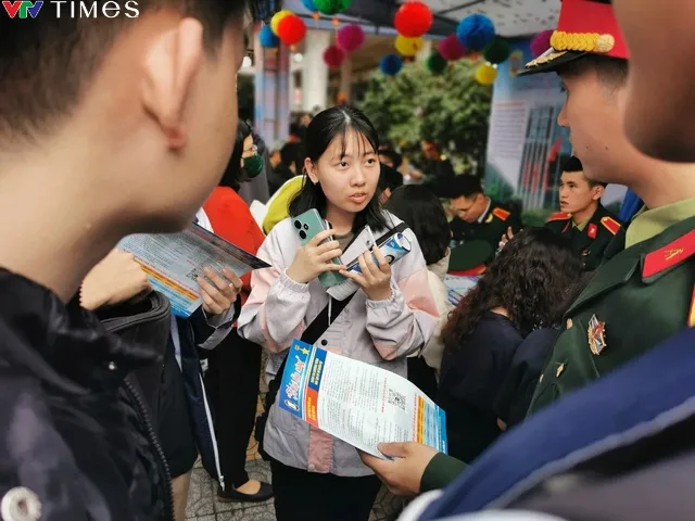 Hàng nghìn học sinh nghe giải đáp về tuyển sinh đại học 2024 - Ảnh 12. Hàng nghìn học sinh nghe giải đáp về tuyển sinh đại học 2024 - Ảnh 12.