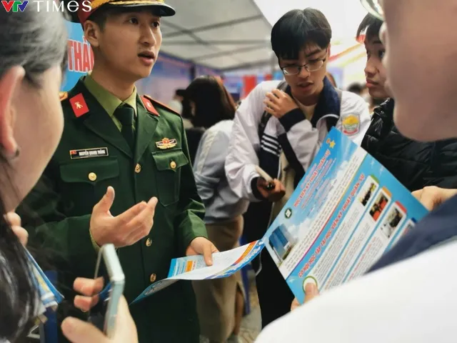 Hàng nghìn học sinh nghe giải đáp về tuyển sinh đại học 2024 - Ảnh 11. Hàng nghìn học sinh nghe giải đáp về tuyển sinh đại học 2024 - Ảnh 11.