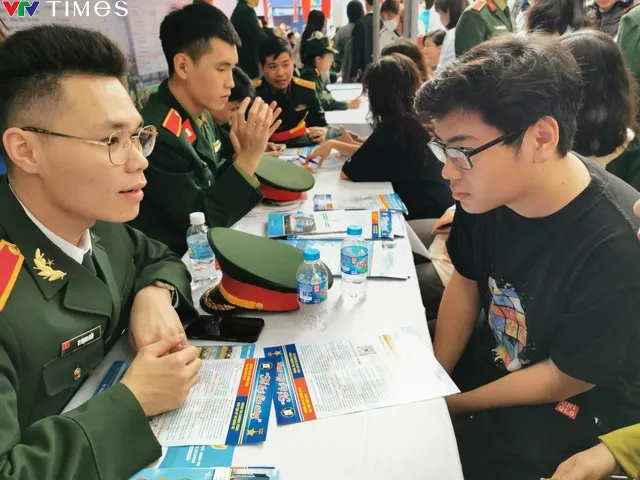 Hàng nghìn học sinh nghe giải đáp về tuyển sinh đại học 2024 - Ảnh 14. Hàng nghìn học sinh nghe giải đáp về tuyển sinh đại học 2024 - Ảnh 14.