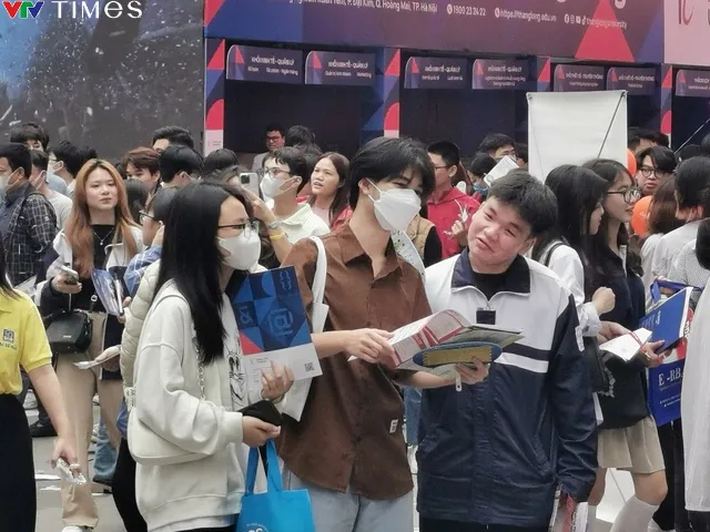 Hàng nghìn học sinh nghe giải đáp về tuyển sinh đại học 2024 - Ảnh 5. Hàng nghìn học sinh nghe giải đáp về tuyển sinh đại học 2024 - Ảnh 5.