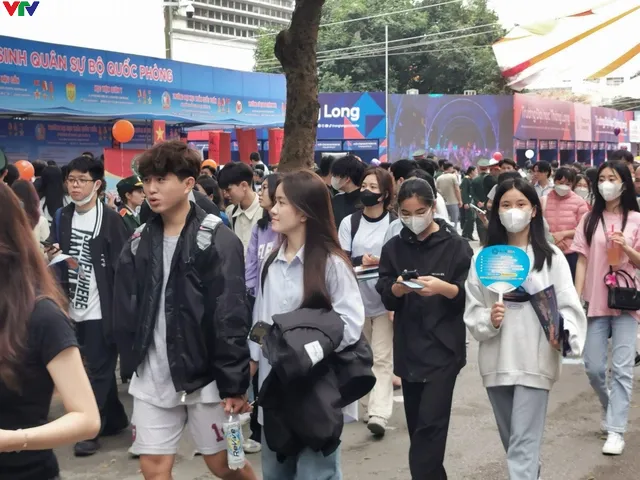 Hàng nghìn học sinh nghe giải đáp về tuyển sinh đại học 2024 - Ảnh 2. Hàng nghìn học sinh nghe giải đáp về tuyển sinh đại học 2024 - Ảnh 2.