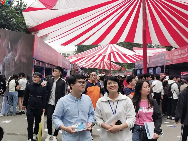 Hàng nghìn học sinh nghe giải đáp về tuyển sinh đại học 2024 - Ảnh 16. Hàng nghìn học sinh nghe giải đáp về tuyển sinh đại học 2024 - Ảnh 16.