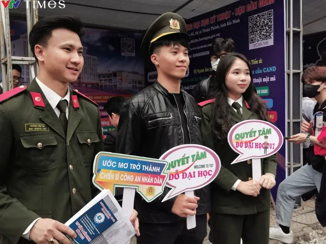 Hàng nghìn học sinh nghe giải đáp về tuyển sinh đại học 2024 - Ảnh 15. Hàng nghìn học sinh nghe giải đáp về tuyển sinh đại học 2024 - Ảnh 15.