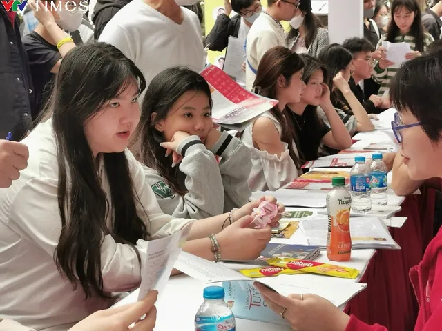 Hàng nghìn học sinh nghe giải đáp về tuyển sinh đại học 2024 - Ảnh 19. Hàng nghìn học sinh nghe giải đáp về tuyển sinh đại học 2024 - Ảnh 19.