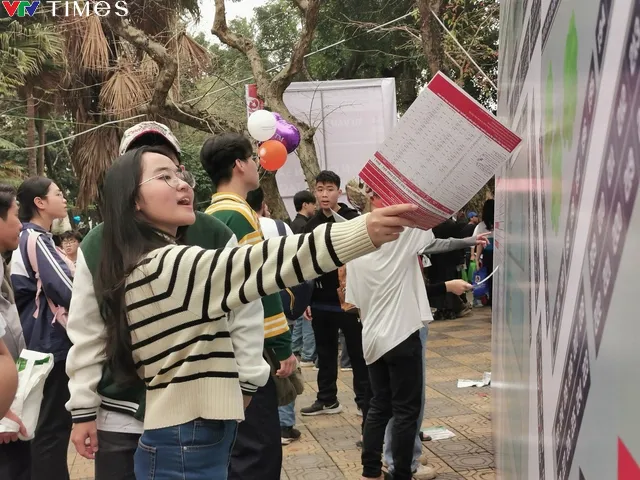 Hàng nghìn học sinh nghe giải đáp về tuyển sinh đại học 2024 - Ảnh 3. Hàng nghìn học sinh nghe giải đáp về tuyển sinh đại học 2024 - Ảnh 3.