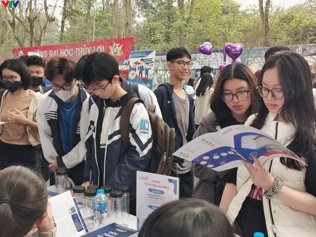 Hàng nghìn học sinh nghe giải đáp về tuyển sinh đại học 2024 - Ảnh 20. Hàng nghìn học sinh nghe giải đáp về tuyển sinh đại học 2024 - Ảnh 20.