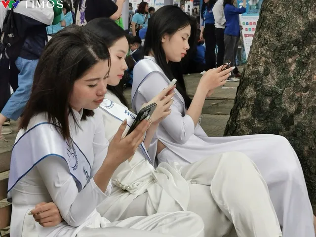Hàng nghìn học sinh nghe giải đáp về tuyển sinh đại học 2024 - Ảnh 27. Hàng nghìn học sinh nghe giải đáp về tuyển sinh đại học 2024 - Ảnh 27.