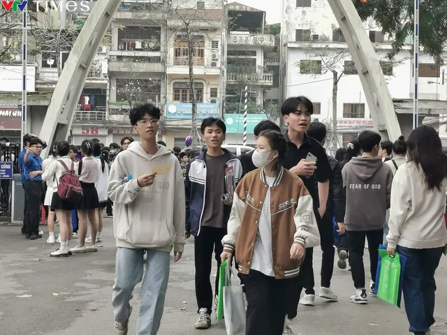 Hàng nghìn học sinh nghe giải đáp về tuyển sinh đại học 2024 - Ảnh 1. Hàng nghìn học sinh nghe giải đáp về tuyển sinh đại học 2024 - Ảnh 1.