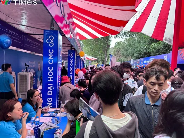 Hàng nghìn học sinh nghe giải đáp về tuyển sinh đại học 2024 - Ảnh 6. Hàng nghìn học sinh nghe giải đáp về tuyển sinh đại học 2024 - Ảnh 6.