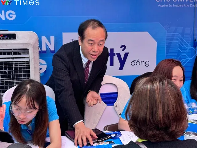 Hàng nghìn học sinh nghe giải đáp về tuyển sinh đại học 2024 - Ảnh 7. Hàng nghìn học sinh nghe giải đáp về tuyển sinh đại học 2024 - Ảnh 7.