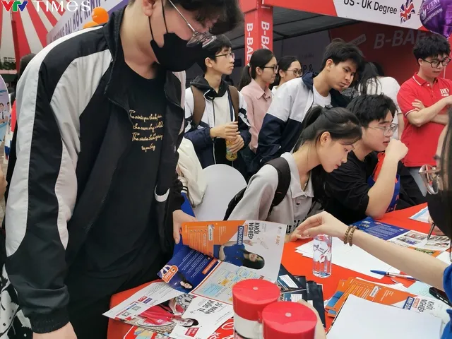 Hàng nghìn học sinh nghe giải đáp về tuyển sinh đại học 2024 - Ảnh 9. Hàng nghìn học sinh nghe giải đáp về tuyển sinh đại học 2024 - Ảnh 9.