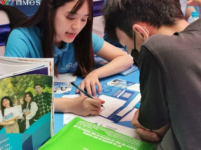 Hàng nghìn học sinh nghe giải đáp về tuyển sinh đại học 2024 - Ảnh 17. Hàng nghìn học sinh nghe giải đáp về tuyển sinh đại học 2024 - Ảnh 17.