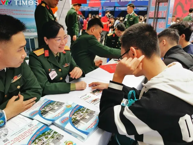 Hàng nghìn học sinh nghe giải đáp về tuyển sinh đại học 2024 - Ảnh 13. Hàng nghìn học sinh nghe giải đáp về tuyển sinh đại học 2024 - Ảnh 13.