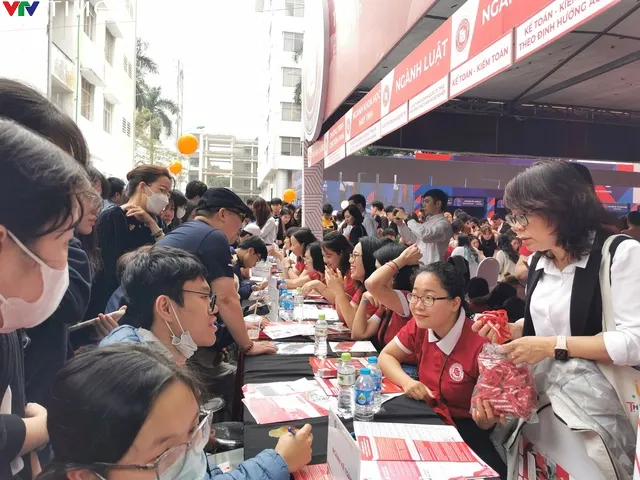 Hàng nghìn học sinh nghe giải đáp về tuyển sinh đại học 2024 - Ảnh 10. Hàng nghìn học sinh nghe giải đáp về tuyển sinh đại học 2024 - Ảnh 10.