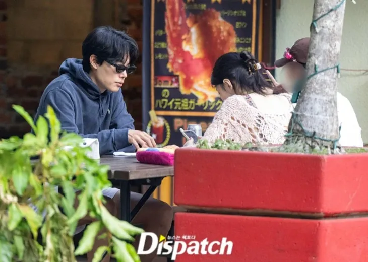 Lùm xùm tình tay ba: Han So Hee mất hơn 100.000 người theo dõi, Ryu Jun Yeol che kín mặt tránh ống kính - Ảnh 1. Lùm xùm tình tay ba: Han So Hee mất hơn 100.000 người theo dõi, Ryu Jun Yeol che kín mặt tránh ống kính - Ảnh 1.