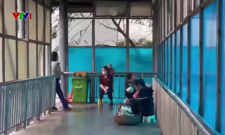 Cầu vượt bộ hành vắng người qua, bị chiếm dụng thành nơi bán hàng - Ảnh 1. Cầu vượt bộ hành vắng người qua, bị chiếm dụng thành nơi bán hàng - Ảnh 1.