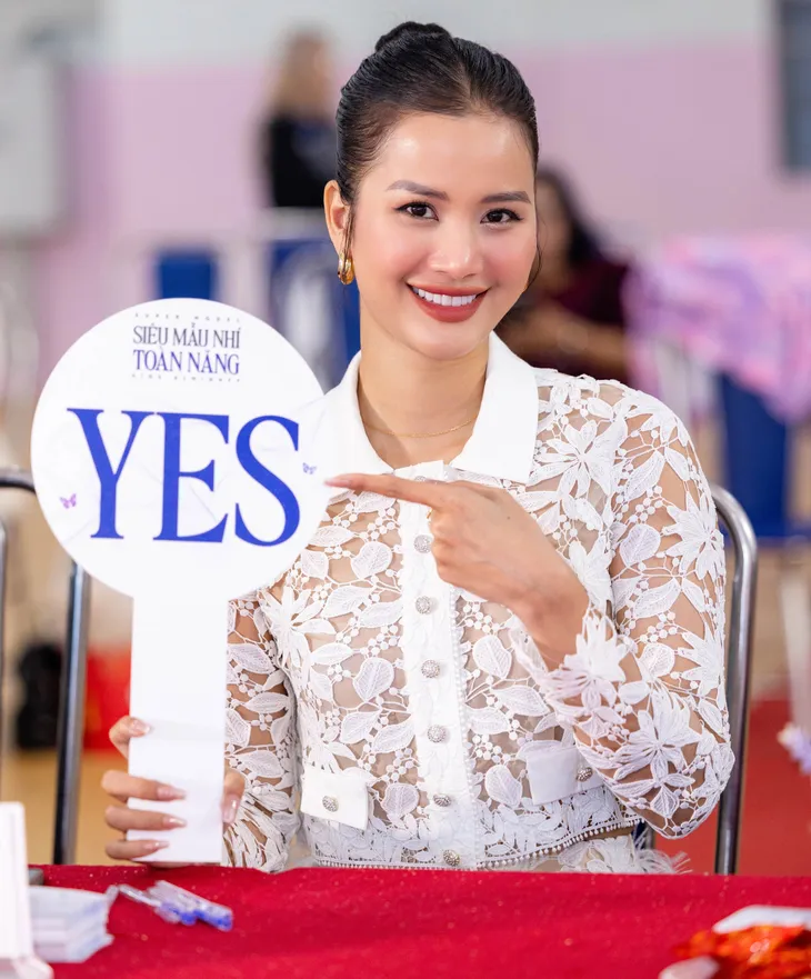 Á hậu Hoàn vũ Hương Ly rạng rỡ ngồi ghế nóng - Ảnh 5. Á hậu Hoàn vũ Hương Ly rạng rỡ ngồi ghế nóng - Ảnh 5.
