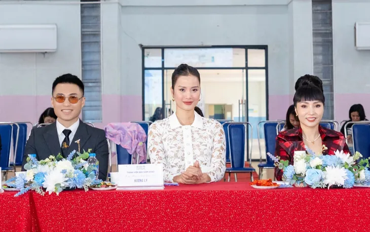 Á hậu Hoàn vũ Hương Ly rạng rỡ ngồi ghế nóng - Ảnh 2. Á hậu Hoàn vũ Hương Ly rạng rỡ ngồi ghế nóng - Ảnh 2.