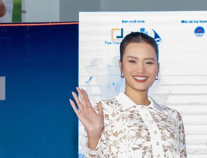 Á hậu Hoàn vũ Hương Ly rạng rỡ ngồi ghế nóng - Ảnh 1. Á hậu Hoàn vũ Hương Ly rạng rỡ ngồi ghế nóng - Ảnh 1.