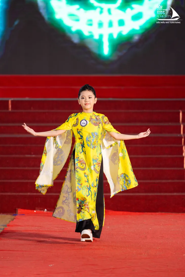 Á hậu Hoàn vũ Hương Ly rạng rỡ ngồi ghế nóng - Ảnh 3. Á hậu Hoàn vũ Hương Ly rạng rỡ ngồi ghế nóng - Ảnh 3.