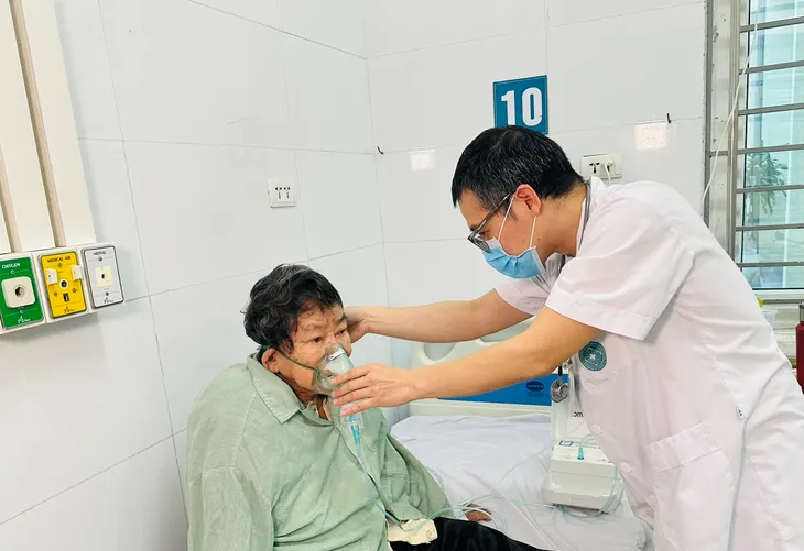 Gia tăng tình trạng người già, trẻ nhỏ phải nhập viện do thời tiết nồm ẩm - Ảnh 3. Gia tăng tình trạng người già, trẻ nhỏ phải nhập viện do thời tiết nồm ẩm - Ảnh 3.