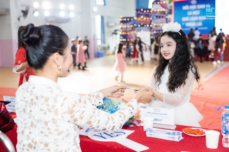 Á hậu Hoàn vũ Hương Ly rạng rỡ ngồi ghế nóng - Ảnh 4. Á hậu Hoàn vũ Hương Ly rạng rỡ ngồi ghế nóng - Ảnh 4.