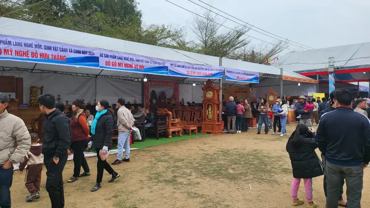 Khai mạc Triển lãm sản phẩm làng nghề mộc, sinh vật cảnh Canh Nậu năm 2024 - Ảnh 3. Khai mạc Triển lãm sản phẩm làng nghề mộc, sinh vật cảnh Canh Nậu năm 2024 - Ảnh 3.