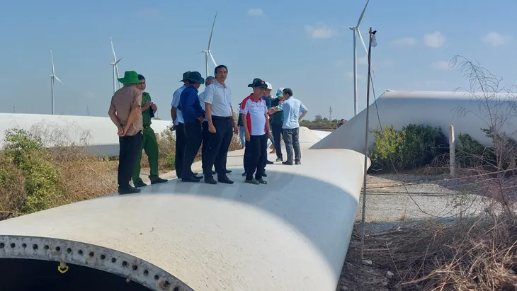 Bạc Liêu: Khẩn trương khắc phục sự cố tua-bin điện gió bị rơi gãy cánh quạt - Ảnh 1. Bạc Liêu: Khẩn trương khắc phục sự cố tua-bin điện gió bị rơi gãy cánh quạt - Ảnh 1.