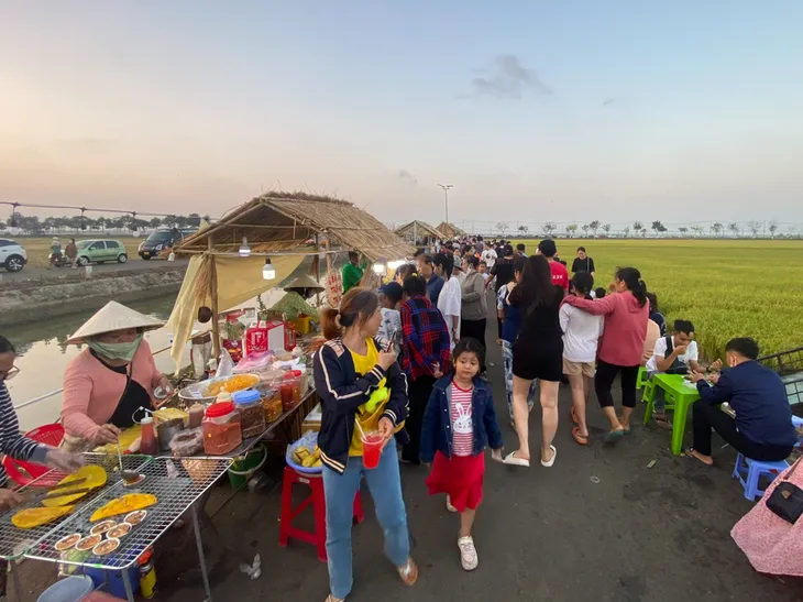 Bà Rịa - Vũng Tàu: Nhộn nhịp khu ẩm thực chợ quê giữa cánh đồng - Ảnh 3. Bà Rịa - Vũng Tàu: Nhộn nhịp khu ẩm thực chợ quê giữa cánh đồng - Ảnh 3.