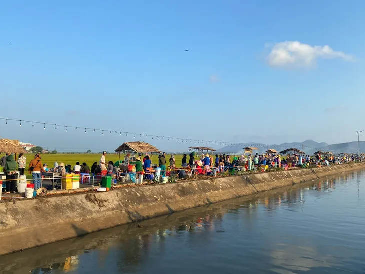 Bà Rịa - Vũng Tàu: Nhộn nhịp khu ẩm thực chợ quê giữa cánh đồng - Ảnh 6. Bà Rịa - Vũng Tàu: Nhộn nhịp khu ẩm thực chợ quê giữa cánh đồng - Ảnh 6.