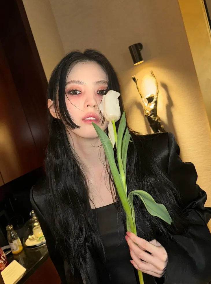 TWICE dẫn đầu Billboard 200, Han So Hee lớn tiếng với khán giả tại Paris (Pháp) - Ảnh 3. TWICE dẫn đầu Billboard 200, Han So Hee lớn tiếng với khán giả tại Paris (Pháp) - Ảnh 3.